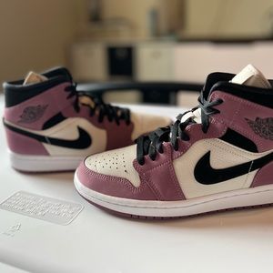 Nike Jordan 1 mid in berry pink
